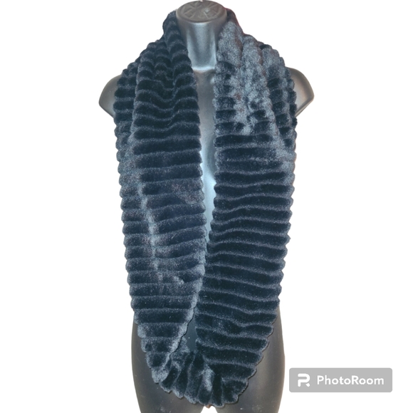 Infinity scarf black fuzzy - Picture 5 of 5